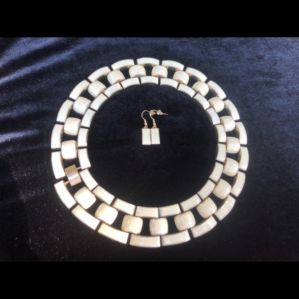 White acrylic & gold tone necklace with earrings